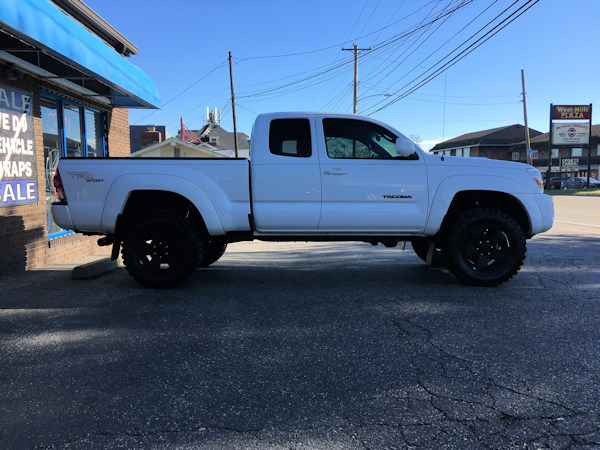 2013 Toyota Tacoma with ProComp Nitro lift and 265/70/17Cooper STT Pro tires 