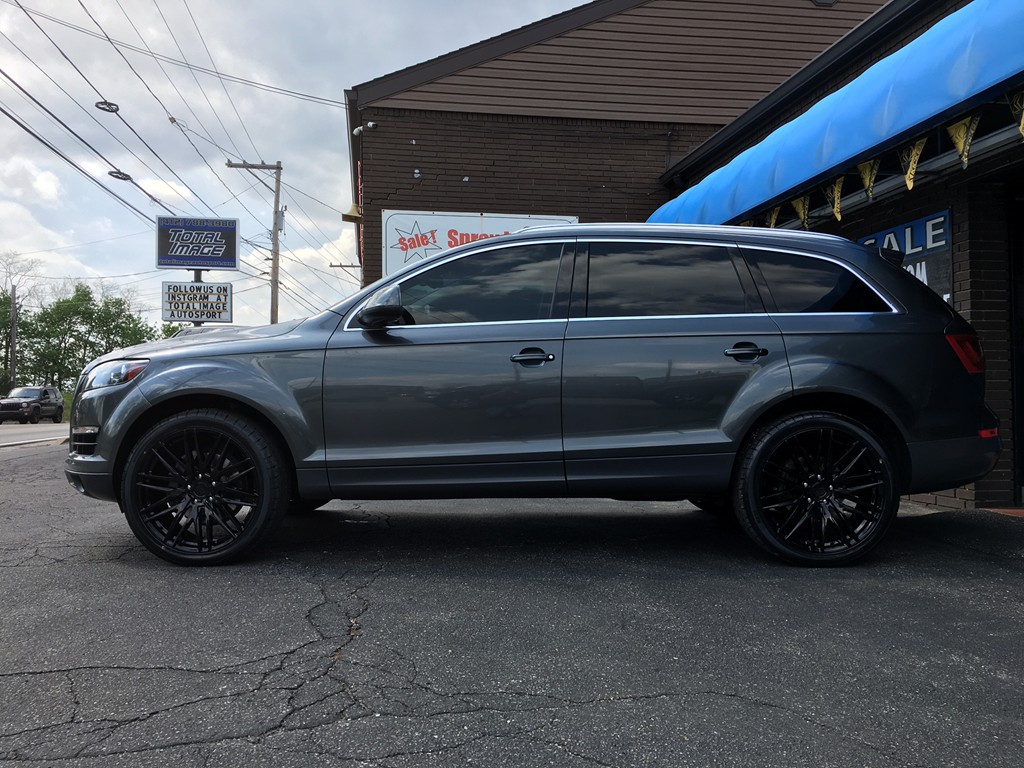 2012 Audi Q7 with 22 inch Niche Anzid M164 wheels with Goldway tires.