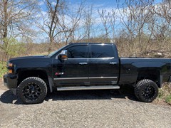 Chevy 2500 Z71, leveled up with 20x10 Fuel Vandal’s and 33x12.50x20 Radar R7 M/T’s