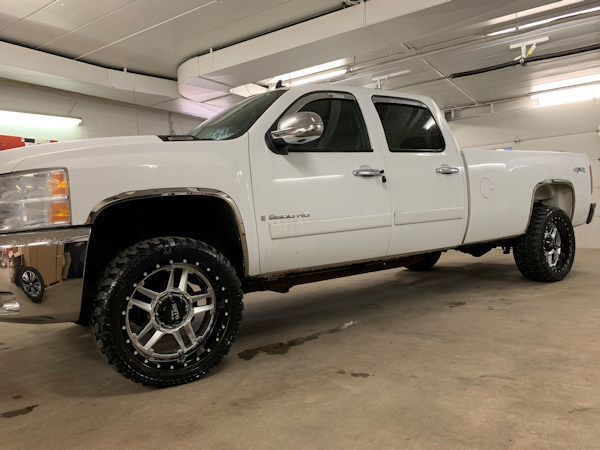 Chevy 2500 , leveled with 22x10 -18 and Radar R7 M/T 33x12.50x22 