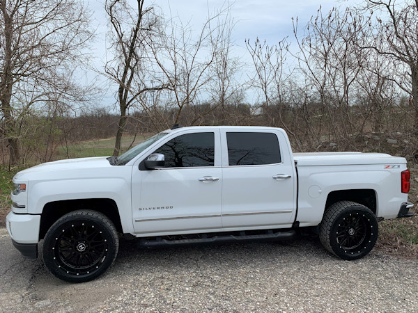 Chevy 1500 leveled up with 22x10 Hostile Sprockets and 33x12.50x22 Nitto Terra Grapplers 