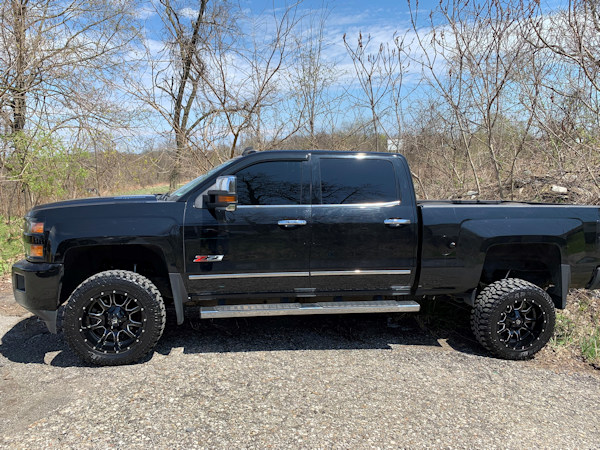 Chevy 2500 Z71, leveled up with 20x10 Fuel Vandal’s and 33x12.50x20 Radar R7 M/T’s 