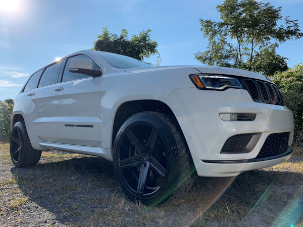 Jeep Grand Cherokee with 22x10.5 Giovanna’s 