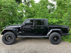 2020 Jeep Gladiator, 3.5in. Rough country lift, 20x10 Method Racing wheels with 37x12.50x20 Nitto Trail Grapplers